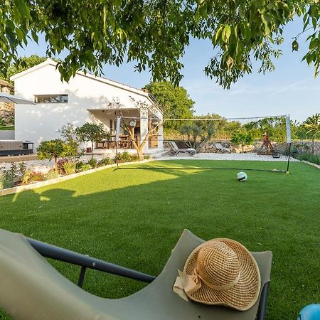 Holiday Home - Villa Thorak Anić Екстериор снимка