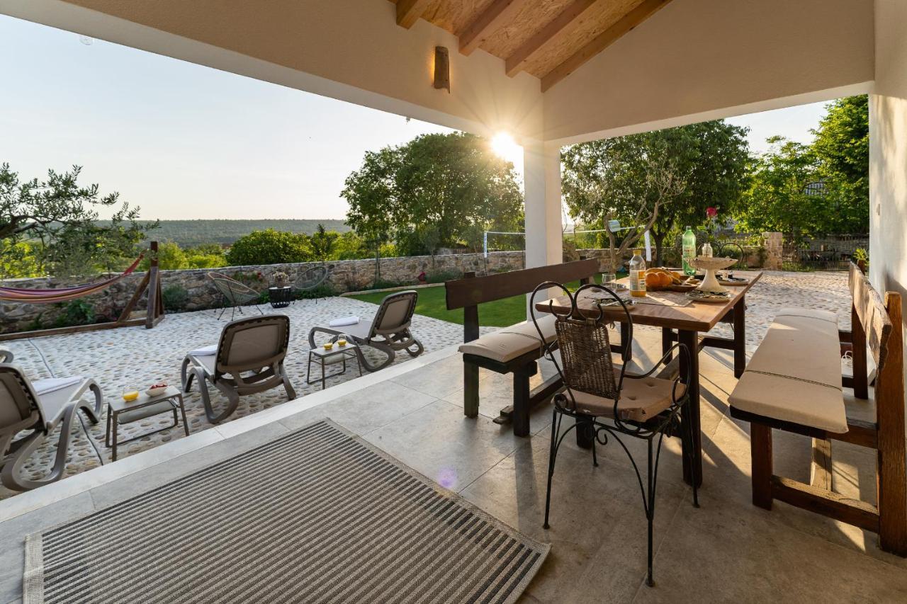 Holiday Home - Villa Thorak Anić Екстериор снимка