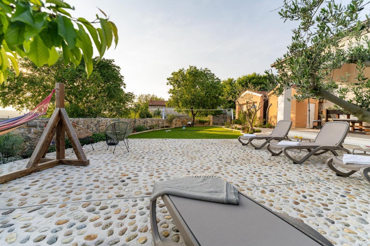 Holiday Home - Villa Thorak Anić Екстериор снимка