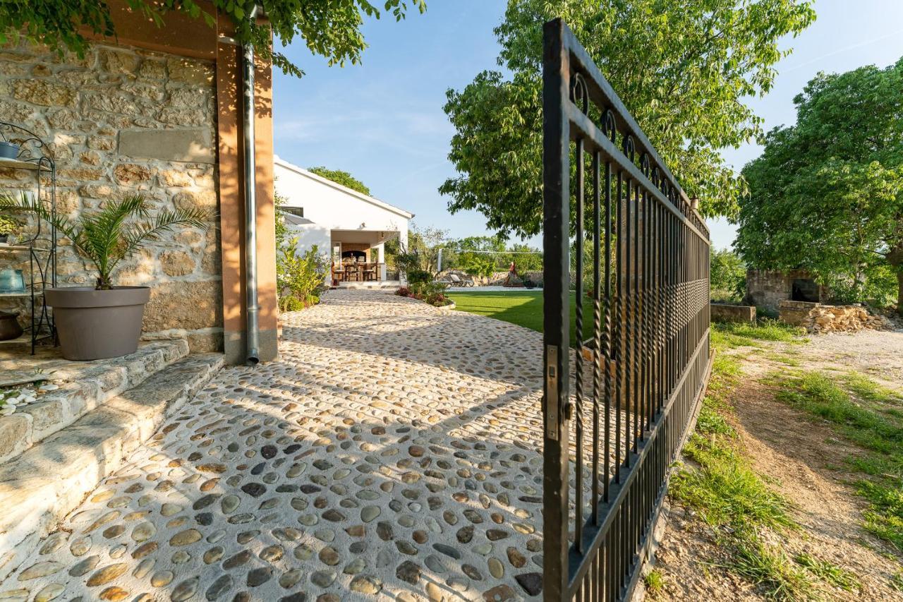 Holiday Home - Villa Thorak Anić Екстериор снимка