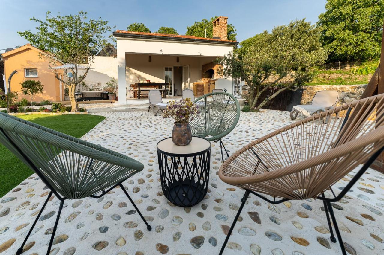 Holiday Home - Villa Thorak Anić Екстериор снимка