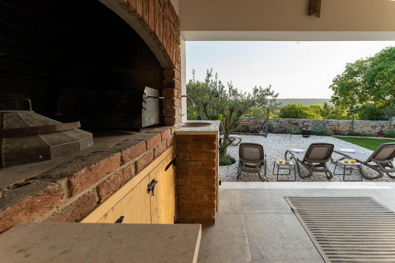 Holiday Home - Villa Thorak Anić Екстериор снимка