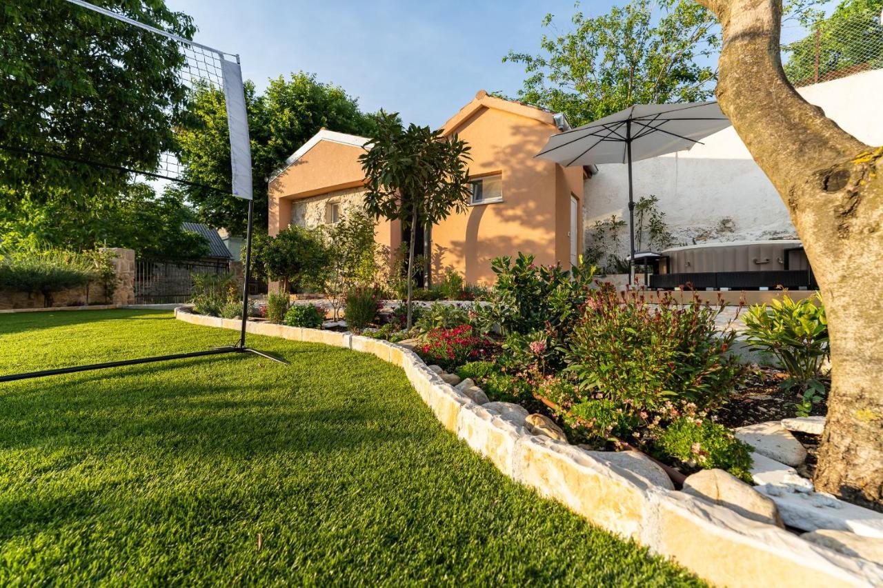 Holiday Home - Villa Thorak Anić Екстериор снимка
