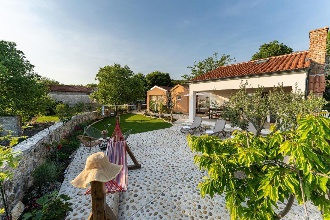 Holiday Home - Villa Thorak Anić Екстериор снимка