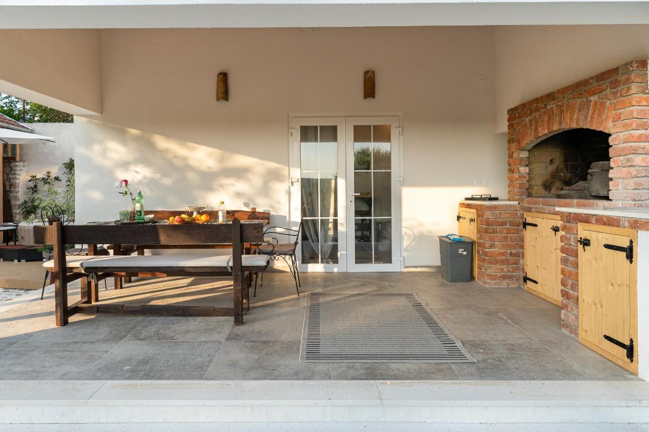 Holiday Home - Villa Thorak Anić Екстериор снимка