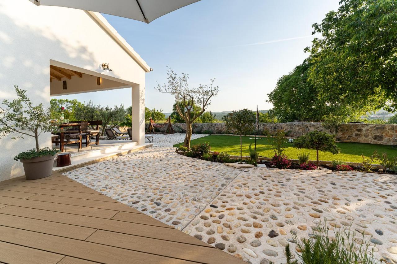 Holiday Home - Villa Thorak Anić Екстериор снимка