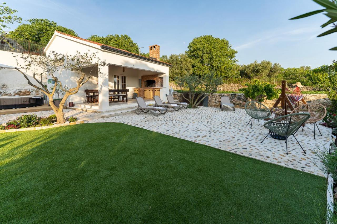 Holiday Home - Villa Thorak Anić Екстериор снимка