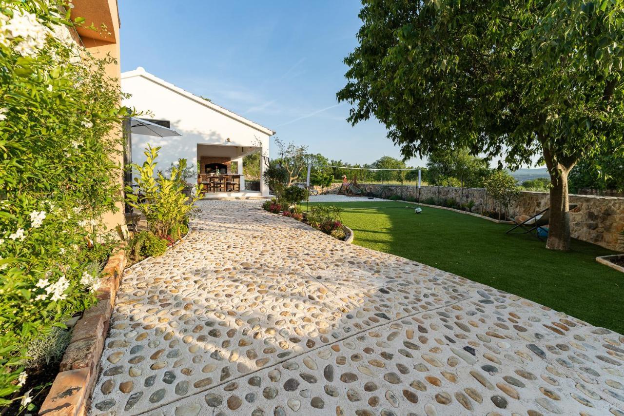 Holiday Home - Villa Thorak Anić Екстериор снимка