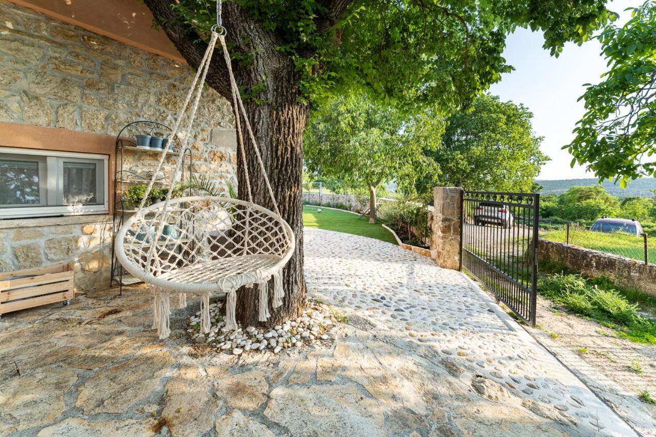 Holiday Home - Villa Thorak Anić Екстериор снимка