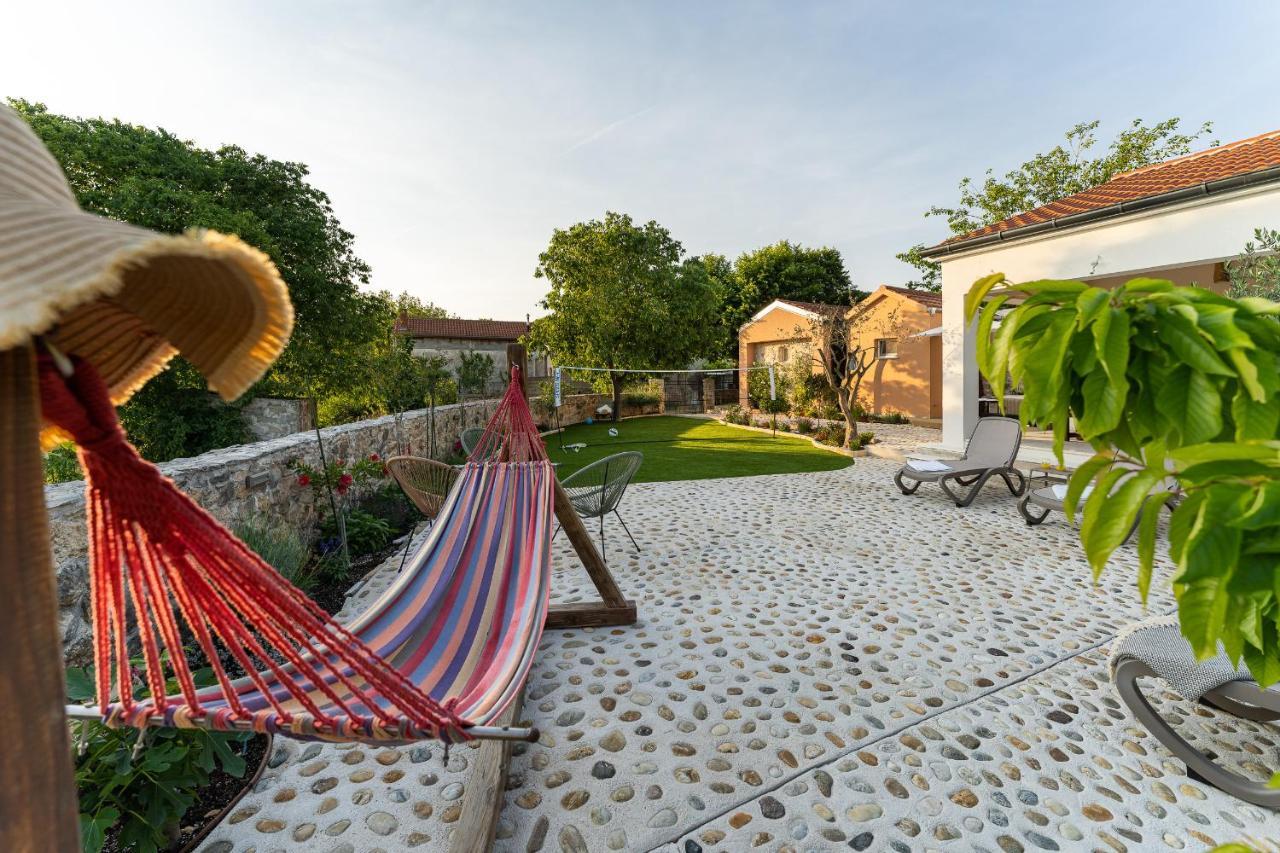 Holiday Home - Villa Thorak Anić Екстериор снимка
